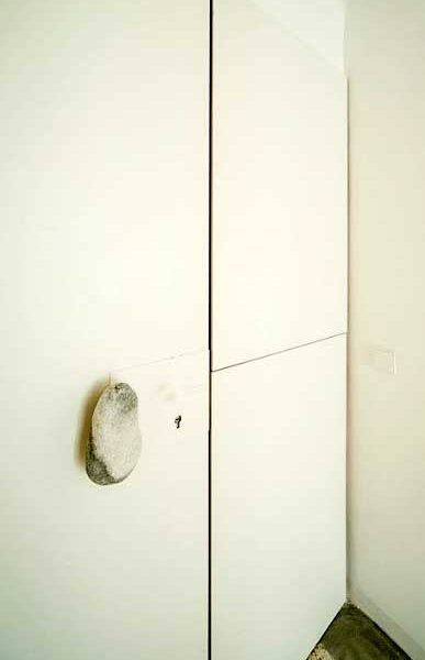Puerta_tirador_piedra